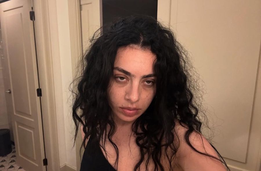Charli xcx w ogniu krytyki. "Zero klasy. Czemu ludzie ją lubią?"