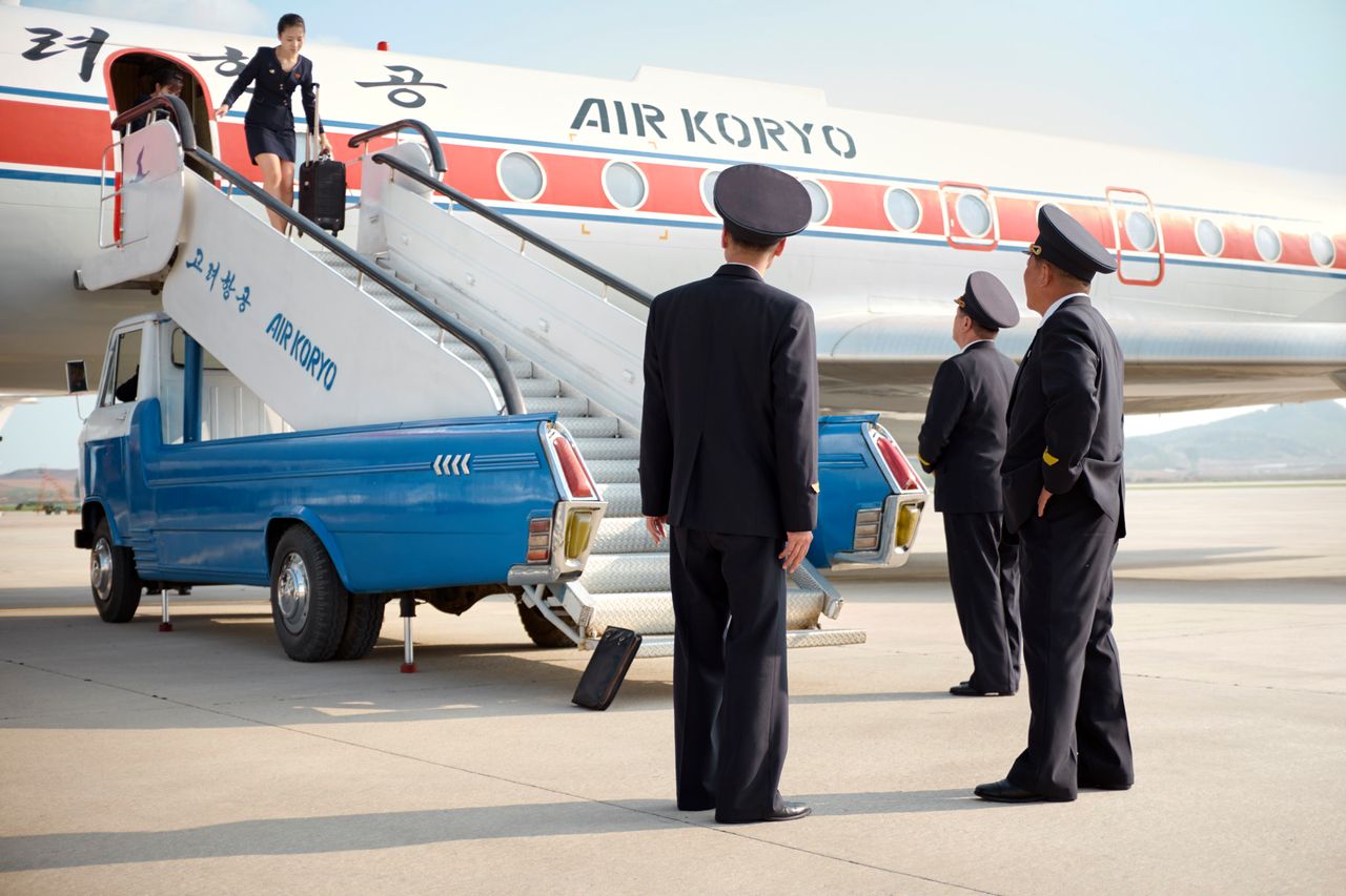 Załoga opuszcza samolot Tupolew Tu-134B-3.