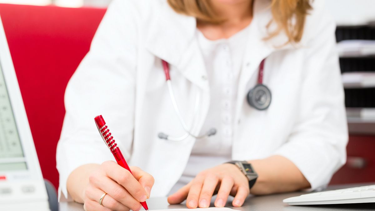 zdjęcie lekarza recepta