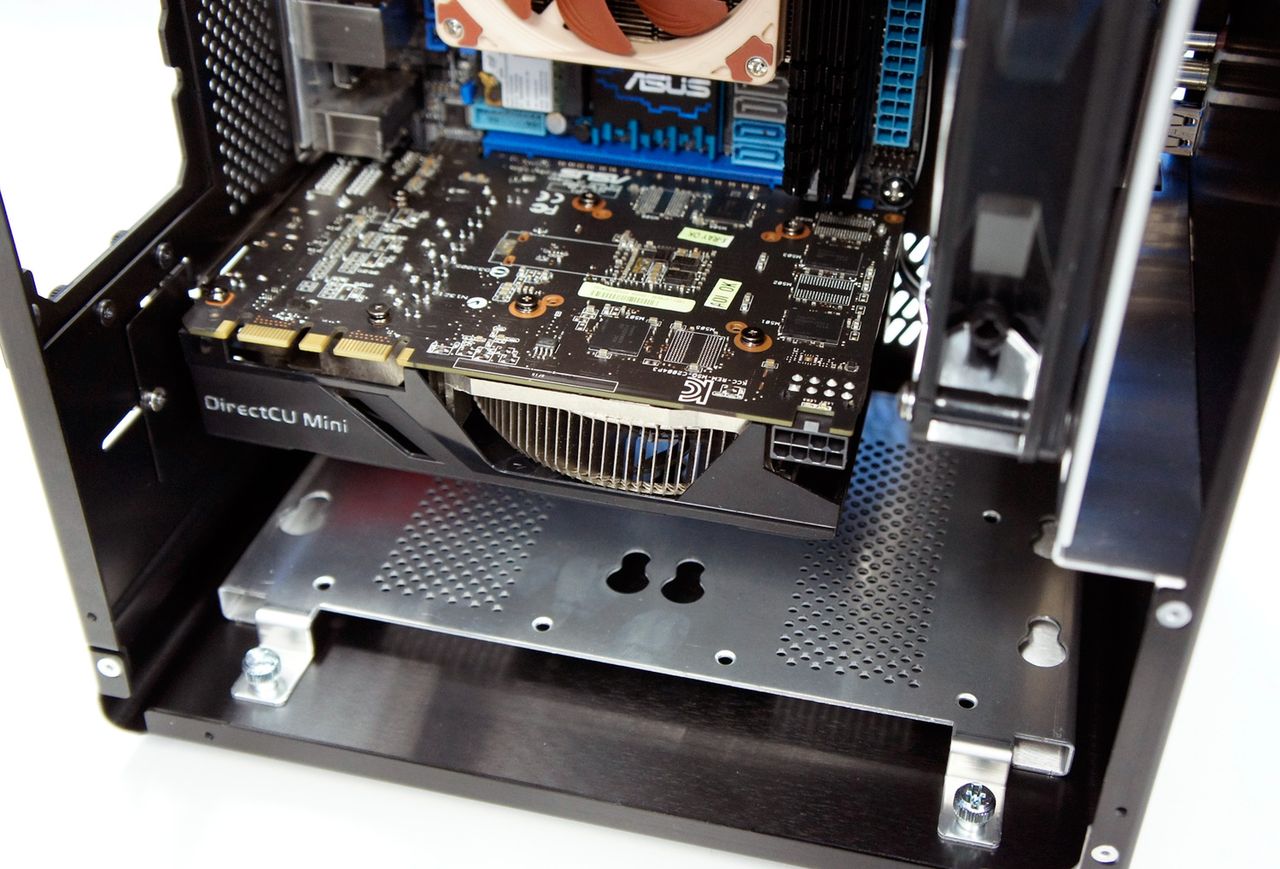 Asus GeForce GTX 670 DirectCU Mini (fot. rog.asus.com)