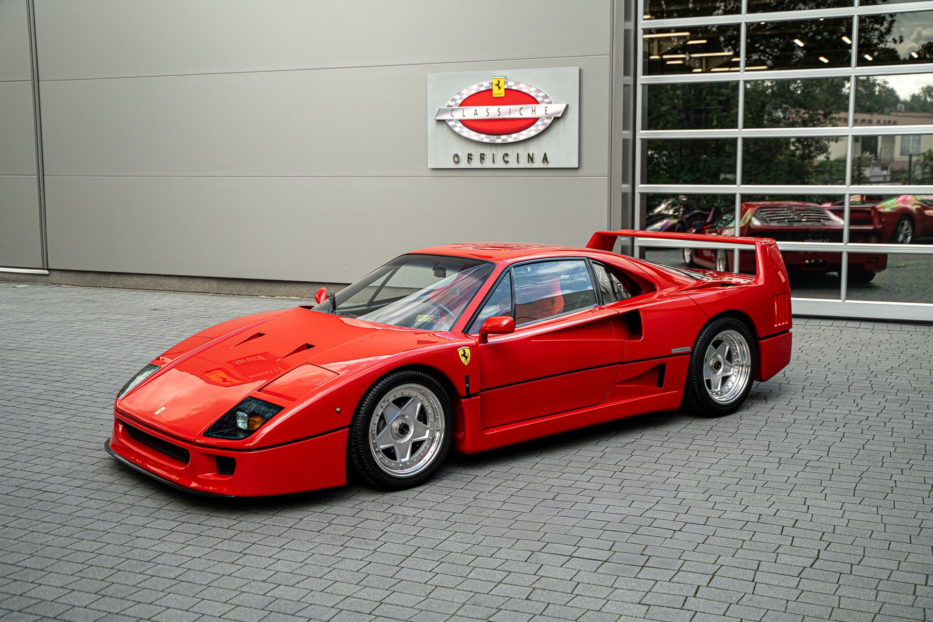 Ferrari F40 w Ferrari Katowice (1990)