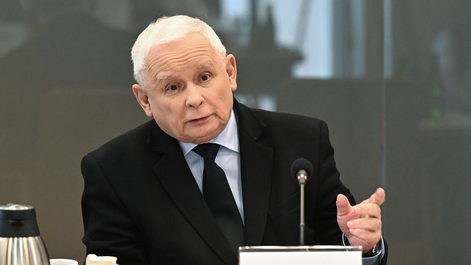 Warszawa, 24.05.2024. Wezwany na świadka prezes Prawa i Sprawiedliwości Jarosław Kaczyński podczas posiedzenia sejmowej komisji śledczej do zbadania legalności, prawidłowości oraz celowości działań podjętych w celu przygotowania i przeprowadzenia wyborów Prezydenta Rzeczypospolitej Polskiej w 2020 r. w formie głosowania korespondencyjnego, 24 bm. w Sejmie w Warszawie. (amb) PAP/Radek Pietruszka
