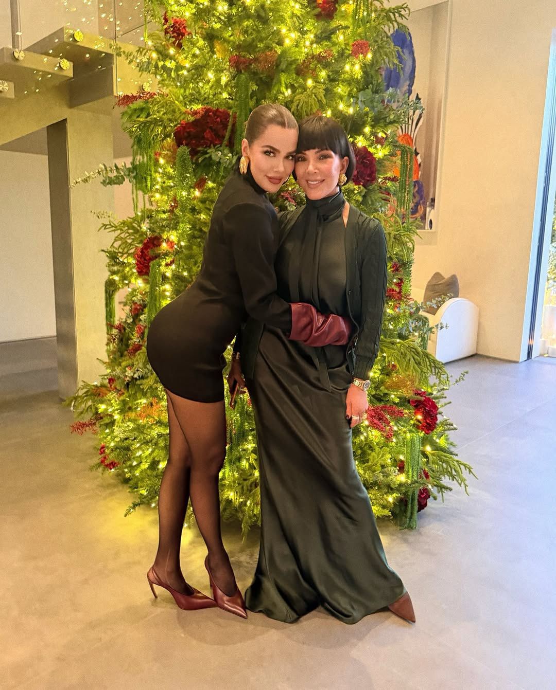 Khloe Kardashian i Kris Jenner pozują przy choince