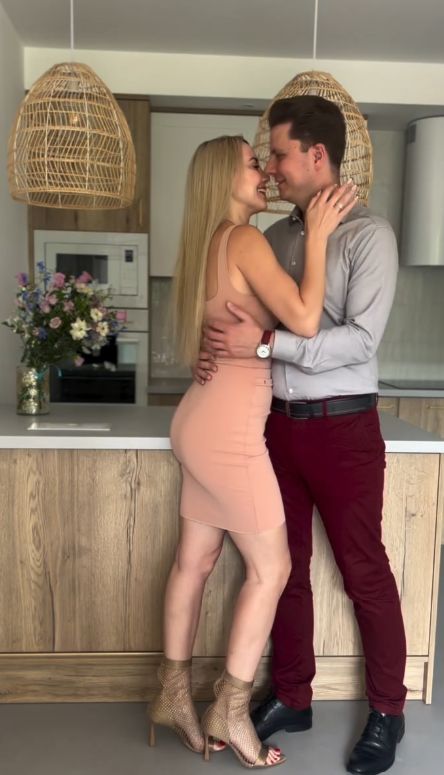 Marianna Schreiber i Piotr Korczarowski w objęciach