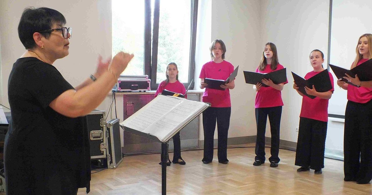 Koncert starachowickiego chóru „Portamento” w Parku Kultury. Pełna sala widzów. Zobacz zdjęcia