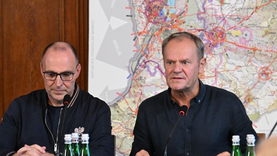 Szczecin, 20.09.2024. Premier Donald Tusk (P) i wojewoda zachodniopomorski Adam Rudawski (L) na naradzie powodziowego sztabu kryzysowego w Zachodniopomorskim Urzędzie Wojewódzkim w Szczecinie, 20 bm. (aldg) PAP/Marcin Bielecki