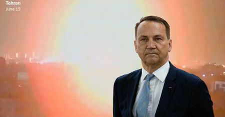 Sikorski o ataku na Teheran. "Nasza placówka i jej personel są bezpieczni"