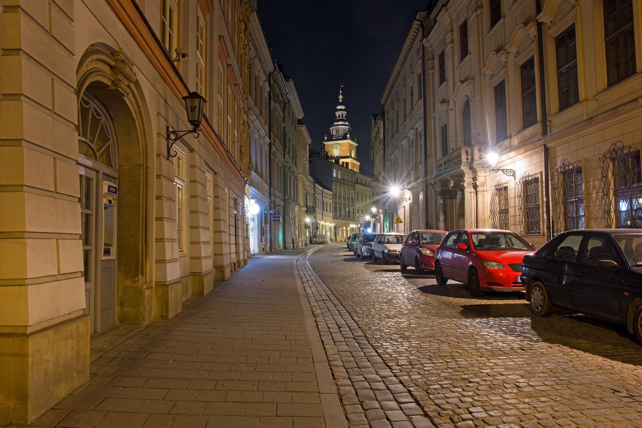 "Maluch", cadillac, Volkswagen Passat. Kraków wystawia na sprzedaż odholowane samochody