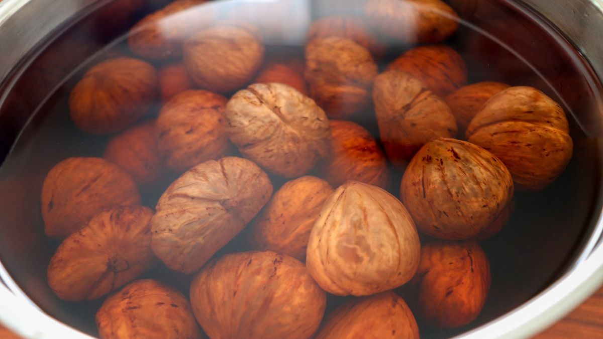 Dlaczego warto moczyć orzechy włoskie?