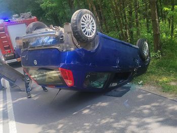 73-letni kierowca przesadził z prędkością. Fiat dachował na łuku drogi