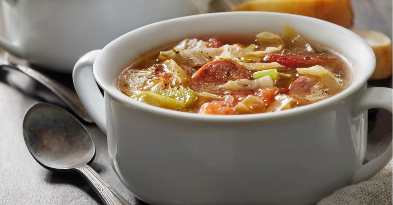 Wystarczy kilka składników i gotuję z nich swojski kapuśniak z kiełbasą. Sprawdź, jak wydobywam z niego pełnię smaku bez pośpiechu