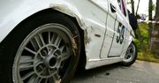 Przemyśl: Volkswagen polo uderzył w drzewo. Trzy młode osoby trafiły do szpitala