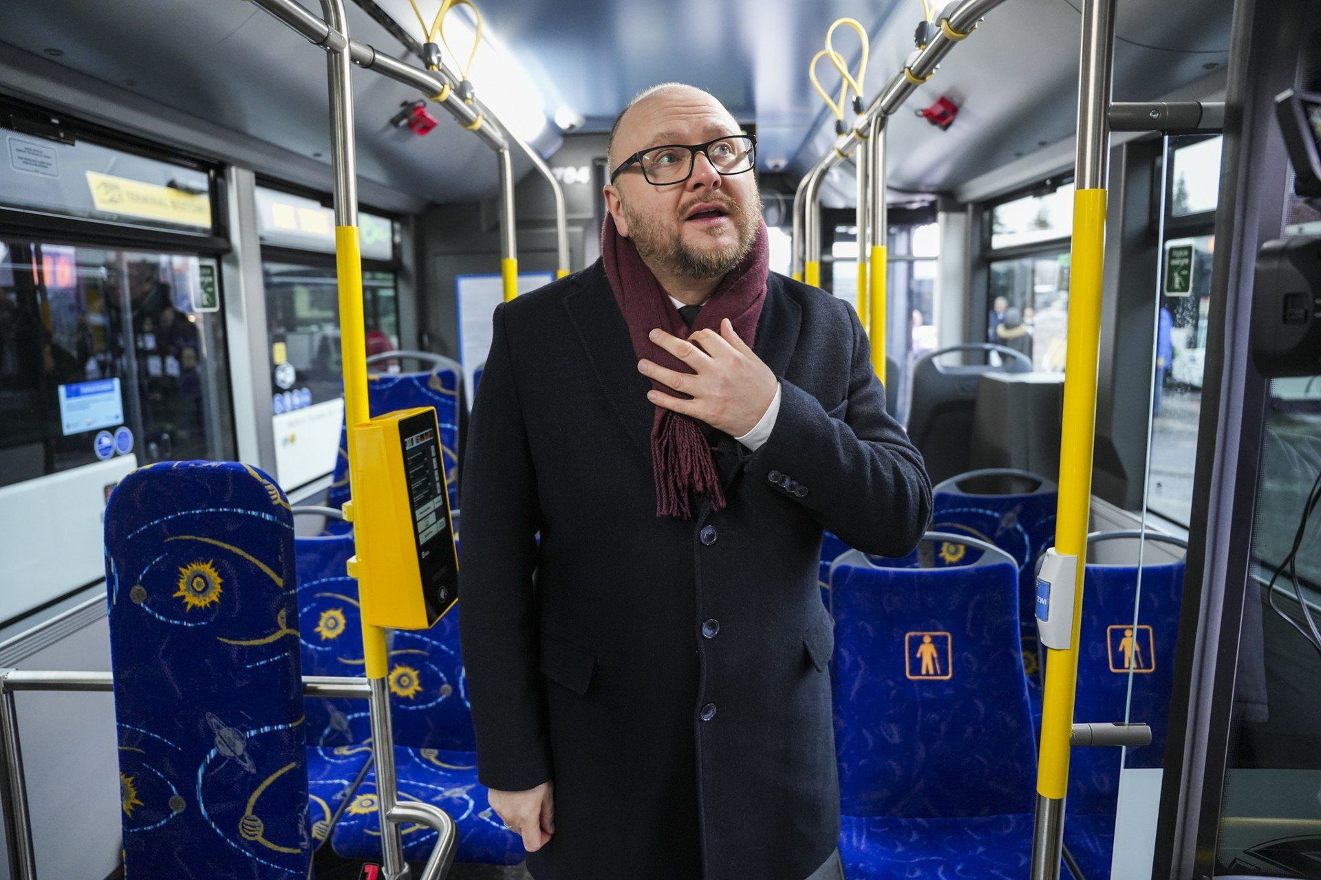 Prezydent, jak widać, powitał nowe autobusy ze wzruszeniem.