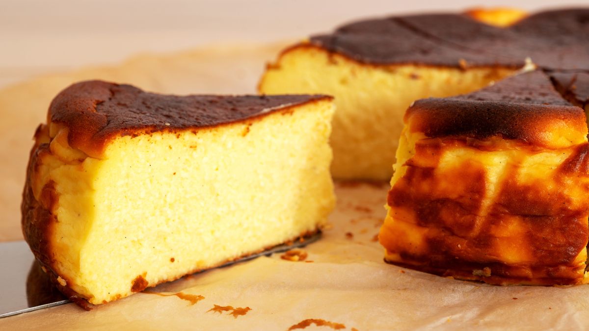 W jakiej temperaturze piec sernik?