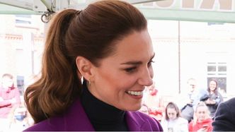 Nieustraszona księżna Kate pozwala chodzić po swej dłoni włochatej TARANTULI (ZDJĘCIA)