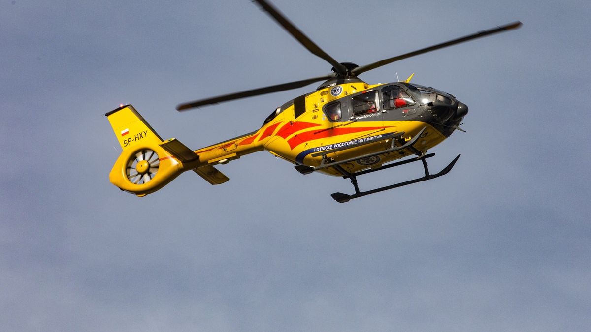 Helikopter zabrał chłopca do szpitala.