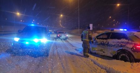 Awarie sieci na Warmii i Mazurach. Bez prądu tysiące gospodarstw