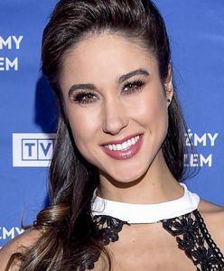 Ida Nowakowska wygina się przy drążku. Zachęca do ćwiczeń w ciąży