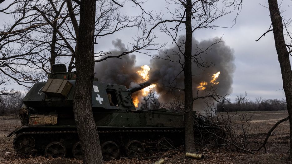BAKHMUT, UKRAINE - DECEMBER 03: Ukrainian servicemen with the 24th Mechanised Brigade fire a Soviet 152mm self-propelled howitzer towards an enemy position on December 03, 2022, in Bakhmut, Ukraine. (Photo by Diego Fedele/Getty Images)