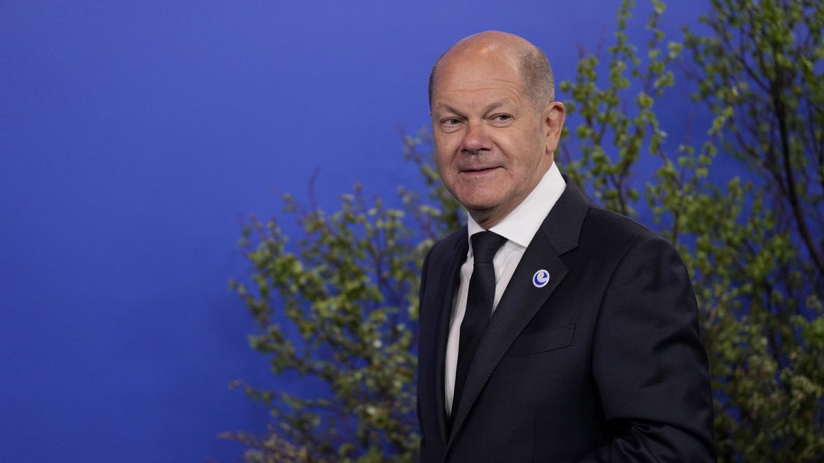 REYKJAVIK, ICELAND - MAY 16: Germany's Chancellor Olaf Scholz arrives for the Council of Europe summit on May 16, 2023 in Reykjavik, Iceland. Leaders from across the continent are laser-focused on holding Russia to account for its invasion of Ukraine and were poised to approve a system during their Council of Europe summit that would precisely establish the damages Moscow would have to pay to rebuild the nation. (Photo by Alastair Grant - WPA Pool/Getty Images)
