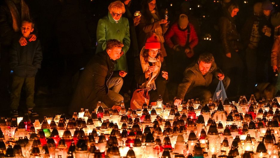 Wieczór na gdańskich cmentarzach. Tysiące zniczy rozświetla czas zadumy