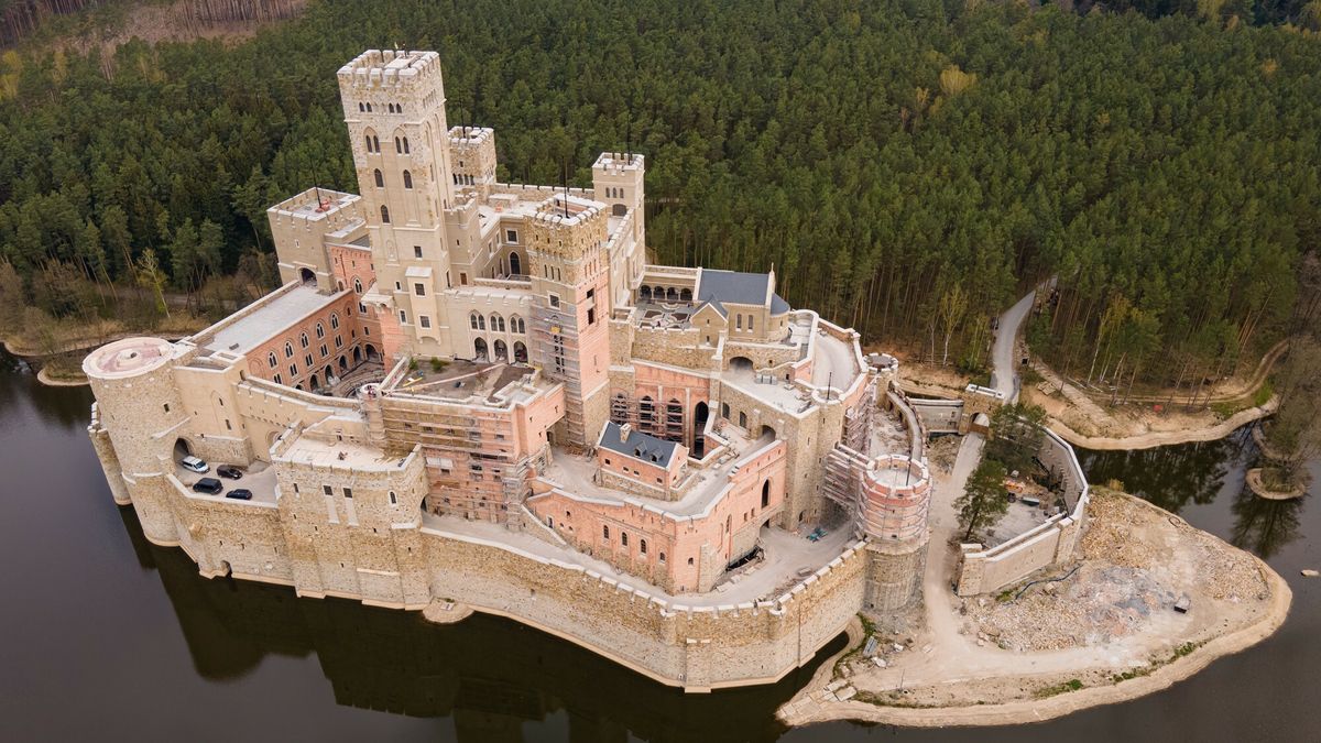 Zamek w Stobnicy
30.04.2022 Stobnica,  budowa zamku w Puszczy Noteckiej Fot Tomasz Jastrzebowski/REPORTER
Tomasz Jastrzebowski/REPORTER