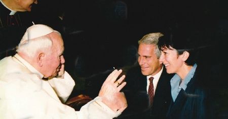 Szokujące zdjęcie. Jeffrey Epstein i Ghislaine Maxwell błogosławieni przez Jana Pawła II
