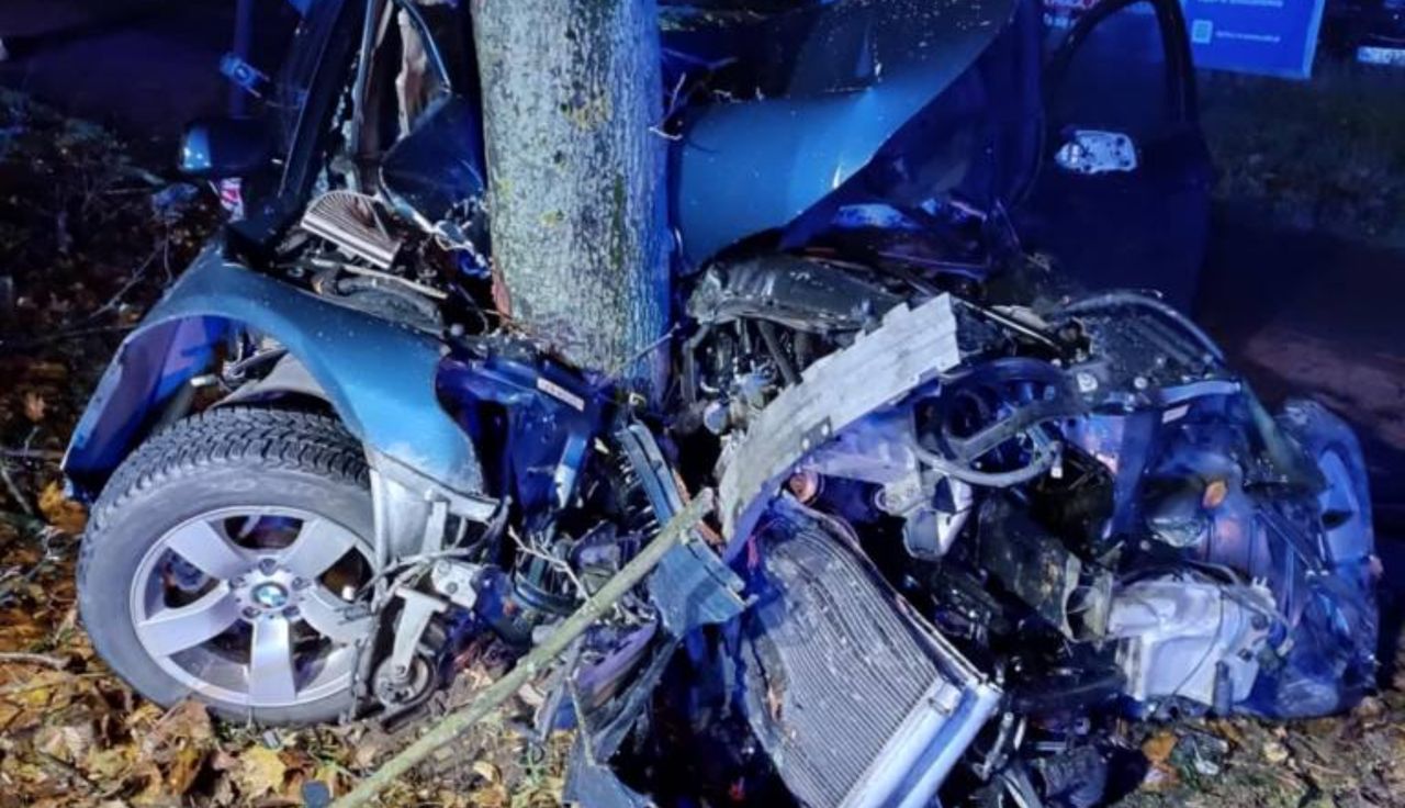 Kompletnie roztrzaskane BMW. Strażacy pokazali zdjęcia