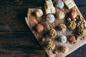 Desery bez pieczenia z jadłospisu Ewy Chodakowskiej — praliny sezamowe, migdałowo-daktylowe, kokosowo-czekoladowe