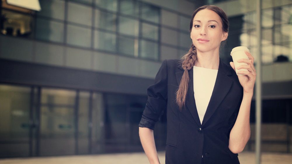 Będziesz prezentowała się pięknie w klasycznym czarnie zestawie: eleganckiej marynarce i materiałowych spodniach