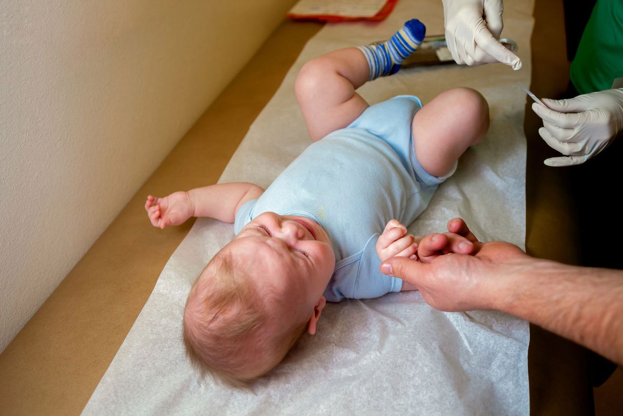 Szczepionka 5w1 – choroby, wkłucia, cena, skład, skutki uboczne, przeciwwskazania