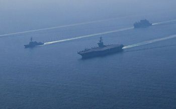 Iran o uderzeniu w amerykański lotniskowiec. "Atak czterema rakietami"