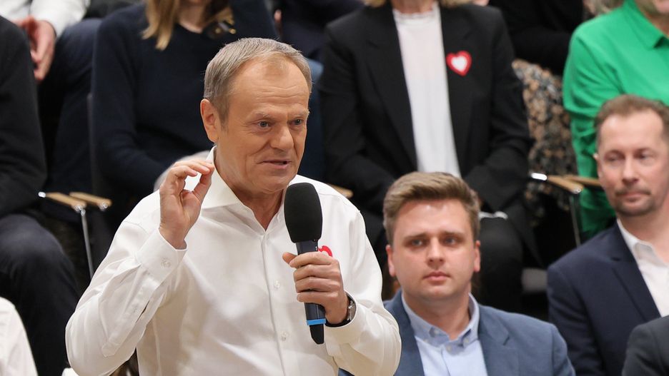 Warszawa, 17.02.2024. Premier Donald Tusk przemawia na konwencji rozpoczynającej kampanię samorządową Koalicji Obywatelskiej w Terminalu Kultury Gocław w Warszawie, 17 bm. (aldg) PAP/Paweł Supernak