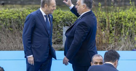"Pytanie brzmi, po czyjej stronie stoisz". Tusk odpowiada Orbanowi