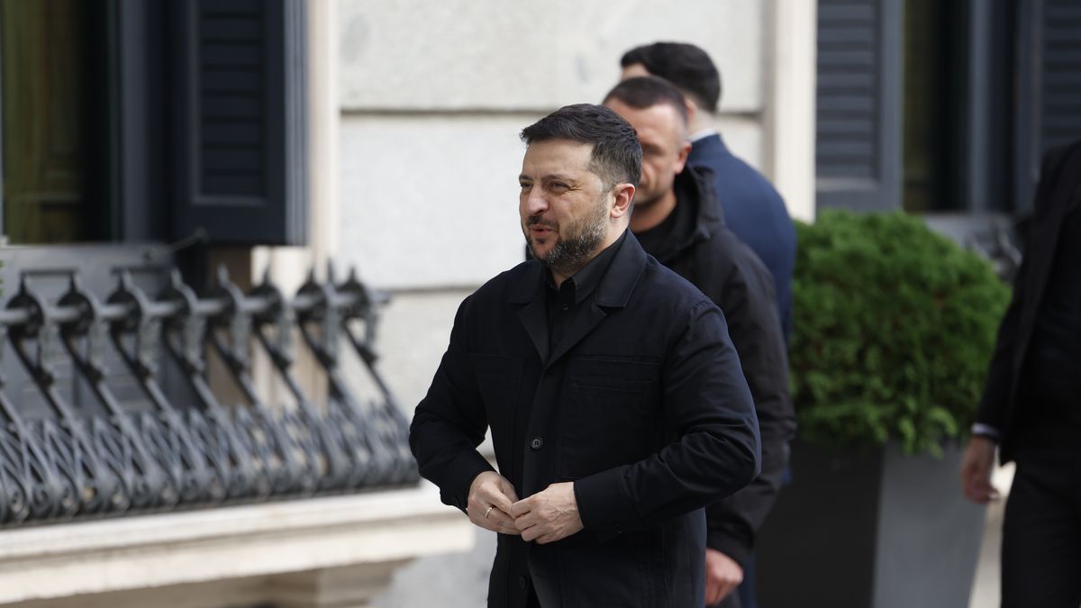 Ukrainian president Volodymyr Zelensky arrives to the Lower Chamber of Spanish Parliament in Madrid, Spain, 18 November 2025. This is Zelensky's third visit to Spain during his European tour, where he is asking EU countries for military assistance against the Russian invasion. EPA/JAVIER LIZON Dostawca: PAP/EPA.