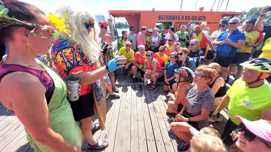 Na promie, podczas przeprawiania się przez Gopło, nowi uczestnicy rajdu przejdą chrzest. Specjalne kolarskie imiona nada im sam Neptun