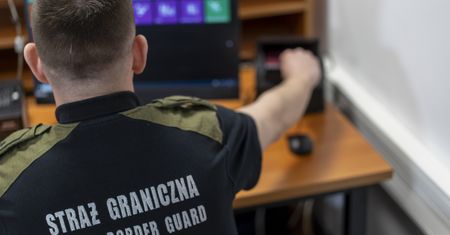 Chciał odlecieć do Egiptu. Skończył w kajdankach