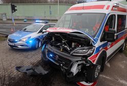 Warszawa. Zderzenie karetki pogotowia z bmw. Ambulans przewoził pacjenta