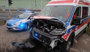 Warszawa. Zderzenie karetki pogotowia z bmw. Ambulans przewoził pacjenta