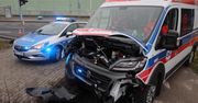 Warszawa. Zderzenie karetki pogotowia z bmw. Ambulans przewoził pacjenta