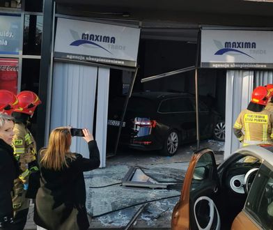 Wjechał autem do agencji. Dramat kierowcy