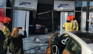 Wjechał autem do agencji. Dramat kierowcy