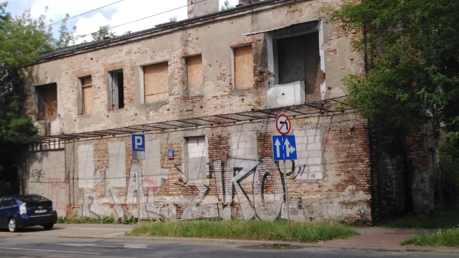 Warszawa. Budynki na Pradze, w których ulokowali się w 1944 roku oddział NKWD, nie mają już szans na przetrwanie, ale napisy, wykonane przez polskich więźniów w piwnicach zostaną przeniesione do sal ekspozycyjnych