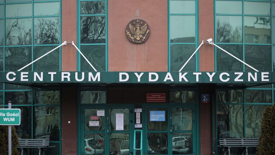Niektórzy wykładowcy na Warszawskim Uniwersytecie Medycznym wskazują jasno: nieobecność na zajęciach, choćby spowodowana obowiązkową izolacją, przełoży się na niezaliczenie roku (PAP. Szymański)