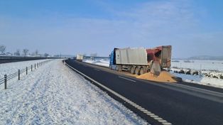 Zboże rozsypane na S7. Tir wjechał w naczepę przy węźle Rączki
