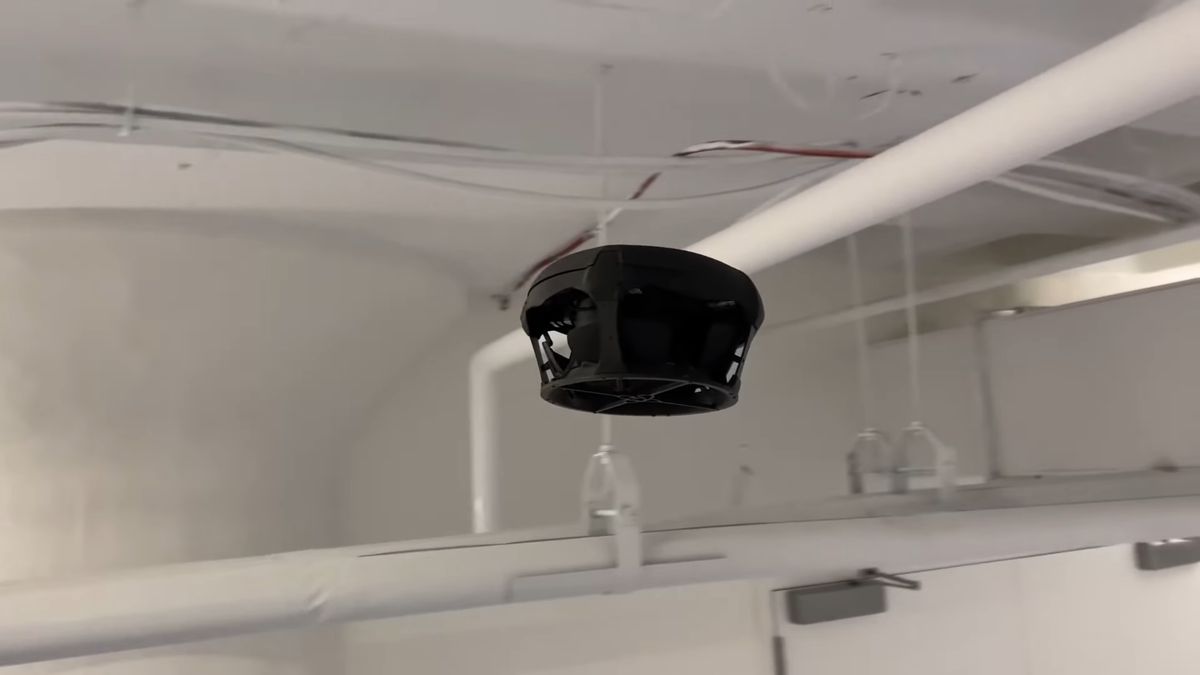 Dronut to okrągły dron ze śmigłami wewnątrz. Wygląda jak z "Gwiezdnych Wojen" 1