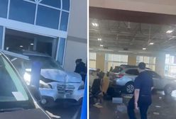 Kierowca wjechał do salonu w USA. Osiem osób rannych