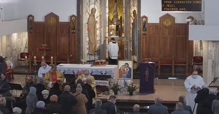 Kto pierwszy, ten lepszy? Episkopat apeluje do księży. Chodzi o liczbę wiernych w kościołach