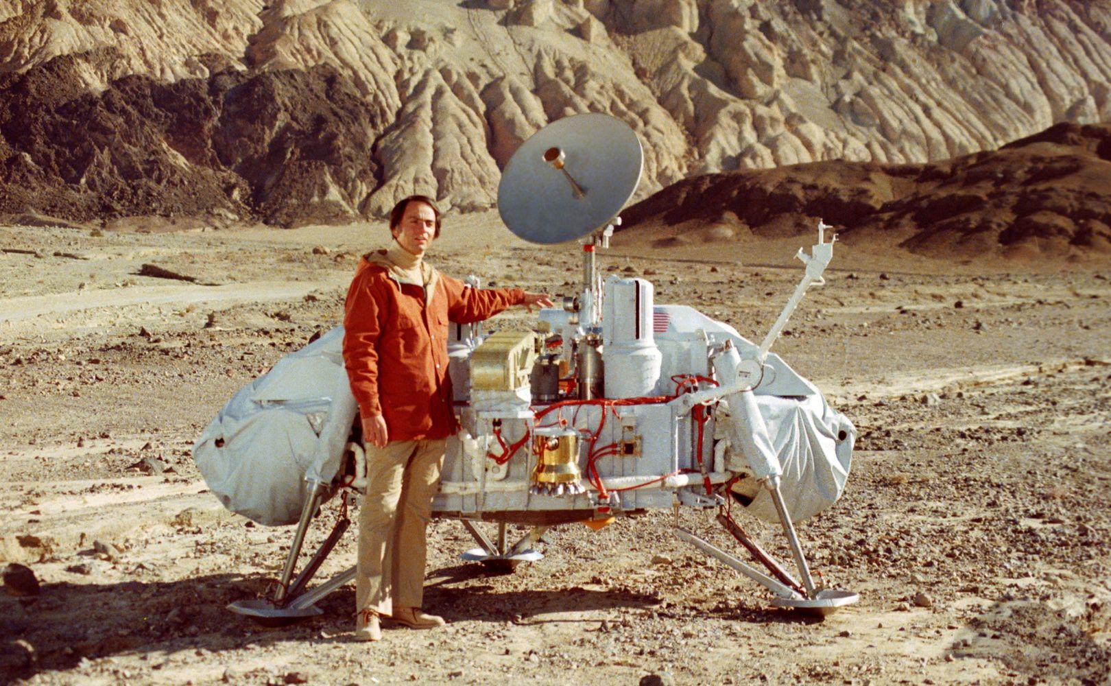 Carl Sagan i pełnowymiarowy model lądownika Viking. 