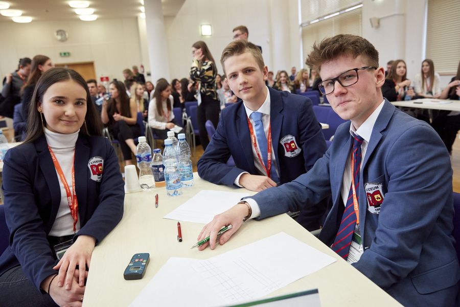 Wiedzę zdobytą podczas „Lekcji z ZUS” uczniowie mogą sprawdzić podczas corocznej Olimpiady ZUSowej – „Warto widzieć więcej o ubezpieczeniach społecznych”. Dotychczas wystartowało w niej już ponad 284 tys. uczniów. 